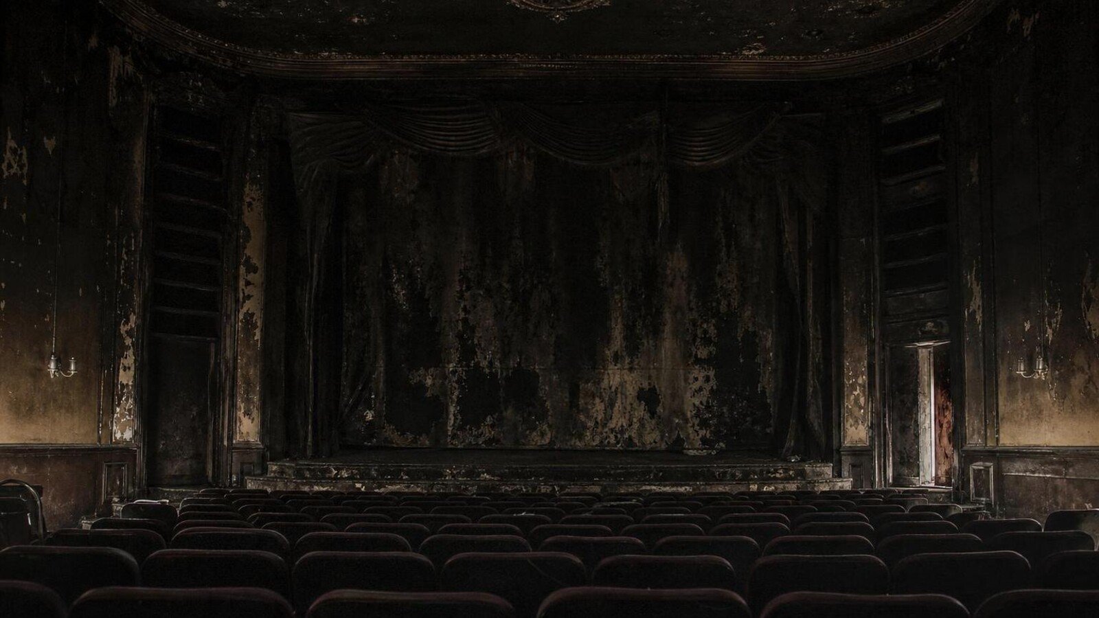 Teatri infestati: perché platee vuote e quinte accese generano presenze