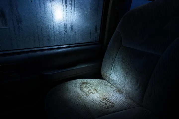 Sedile vuoto e finestrino appannato dopo il passaggio notturno