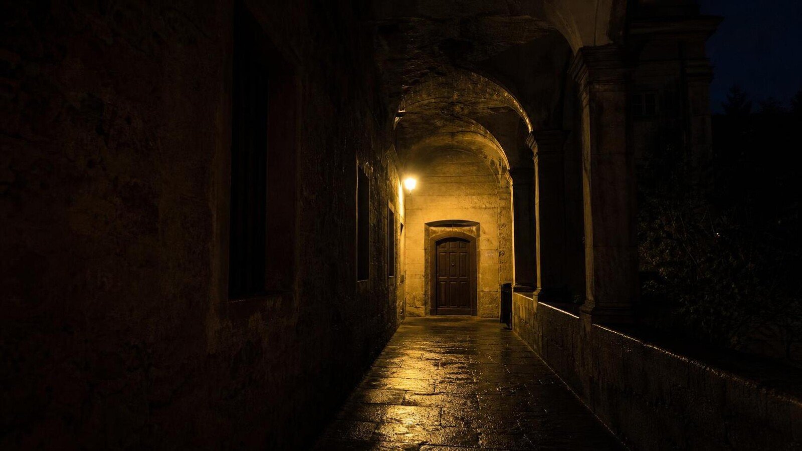 Hellhole: recensione del monastero che divora i propri miracoli