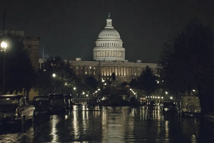 Washington di notte nel 1952 sotto un cielo estivo osservato con inquietudine