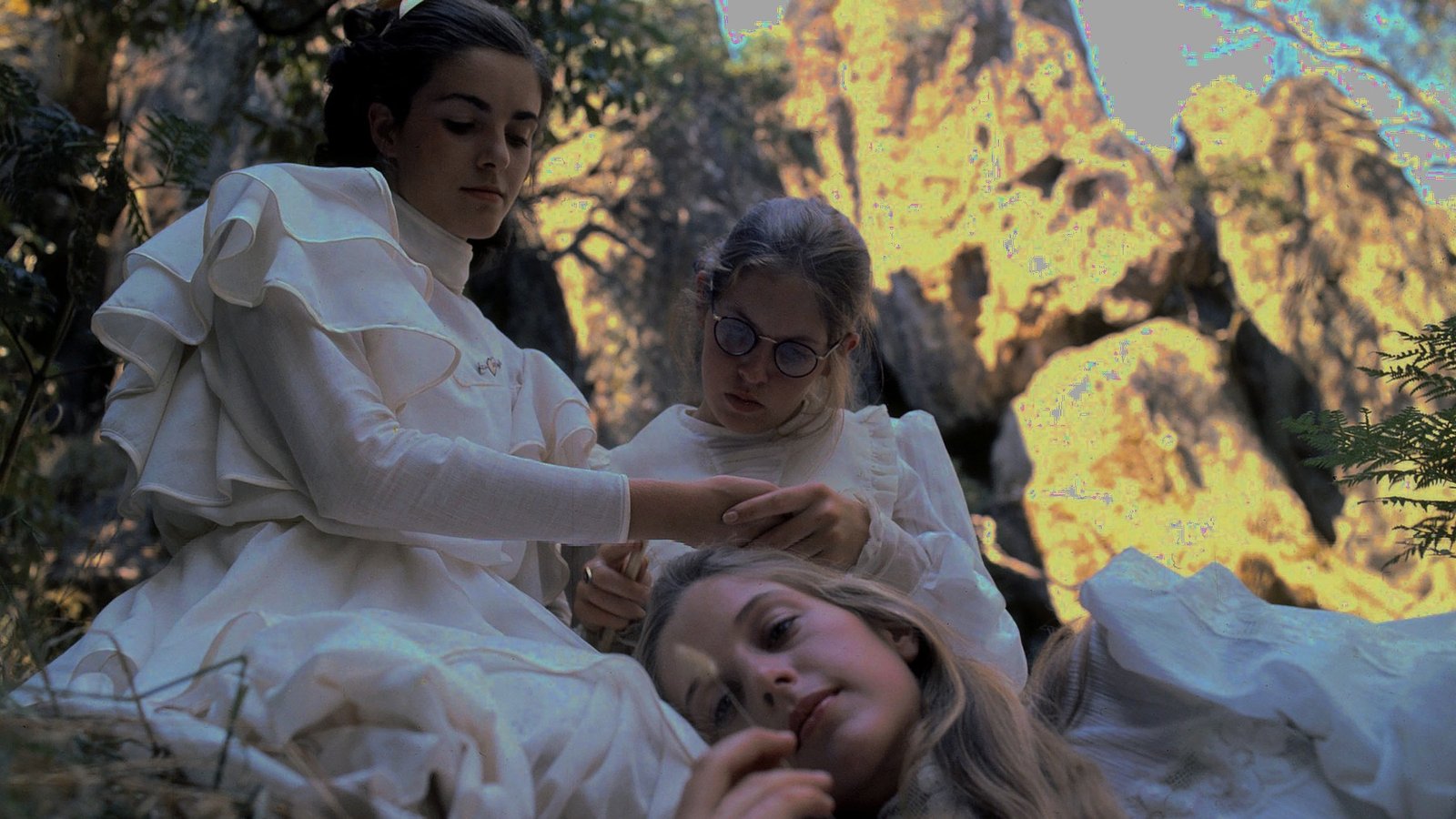 Picnic at Hanging Rock: recensione di il mistero solare della roccia che inghiotte le ragazze