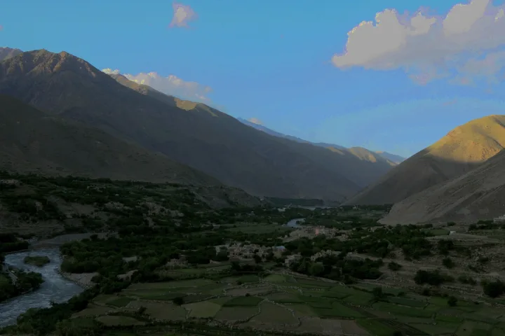Valle del Panjshir tra montagne spoglie e luce fredda, lontana dalla stanza dell’intervista
