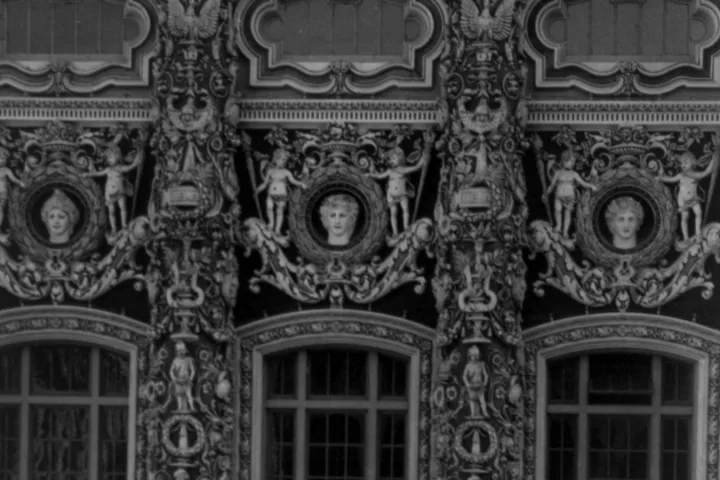 Dettaglio architettonico di un padiglione della Pan-American Exposition, trasformato dalla memoria in luogo di presenze elettriche